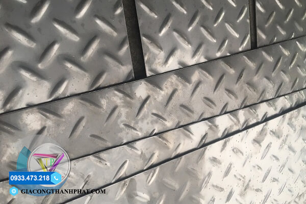 Gia công dập gân inox là gì