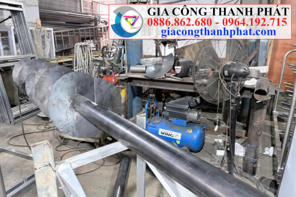 Hàn cánh vào trục vít tải