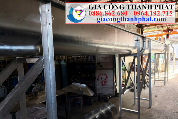 Lắp ráp chân đỡ vào máng tải