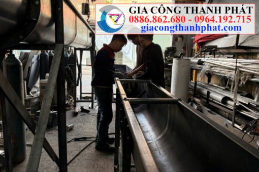Lắp ráp trục vít vào băng tải